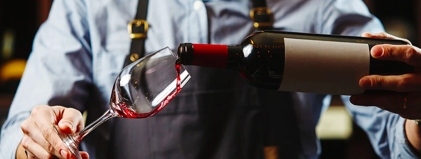 LES RÈGLES NON ÉCRITES DU BON SERVICE DU VIN